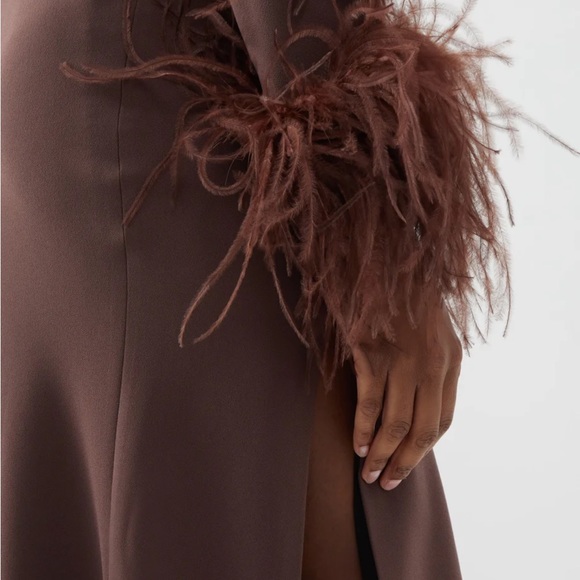 16Arlington Adelaide asymmetric feather-trim crepe midi dress - Picture 2 of 4